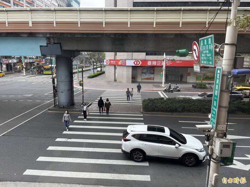 扭轉台灣「行人地獄」汙名，「道路交通管理處罰條例」近日修正，未依規定停讓行人的罰鍰上限這週五（6月30日）起提高至6千元。此為行人穿越斑馬線示意圖。（記者陳心瑜攝）