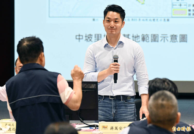 台北市長蔣萬安（中）26日出席「市長與里長有約」信義區會議，和里長就地方建設案進行交流。（記者廖振輝攝）