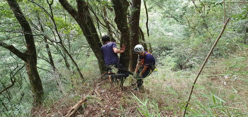 能高安東軍縱走昨日2起山域事故，中央大學男同學摔落70公尺山崖，幸運獲救。（南投縣消防局提供）