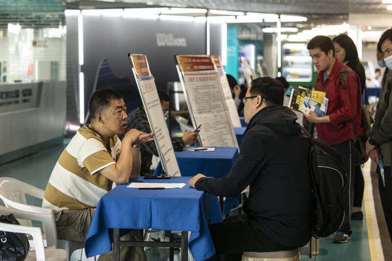 中国16至24岁青年失业率创下20.8%的纪录最高，35至49岁中高龄劳工的失业问题也开始浮现。 （彭博）(photo:LTN)