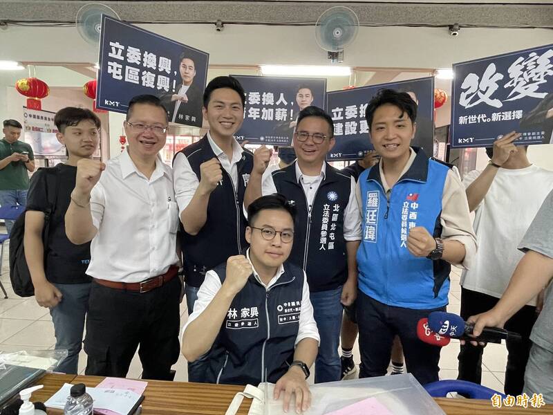 國民黨發言人林家興（中）登記台中第7選區，將單挑最高票立委何欣純。（記者蘇孟娟攝）