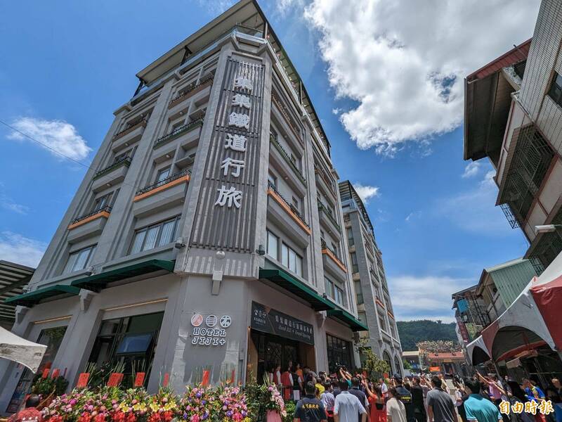 疫後飯店戰開打，南投集集鎮有以鐵道為主題的旅店開張，盼在疫後國旅帶動下，能促進觀光發展。（記者劉濱銓攝）