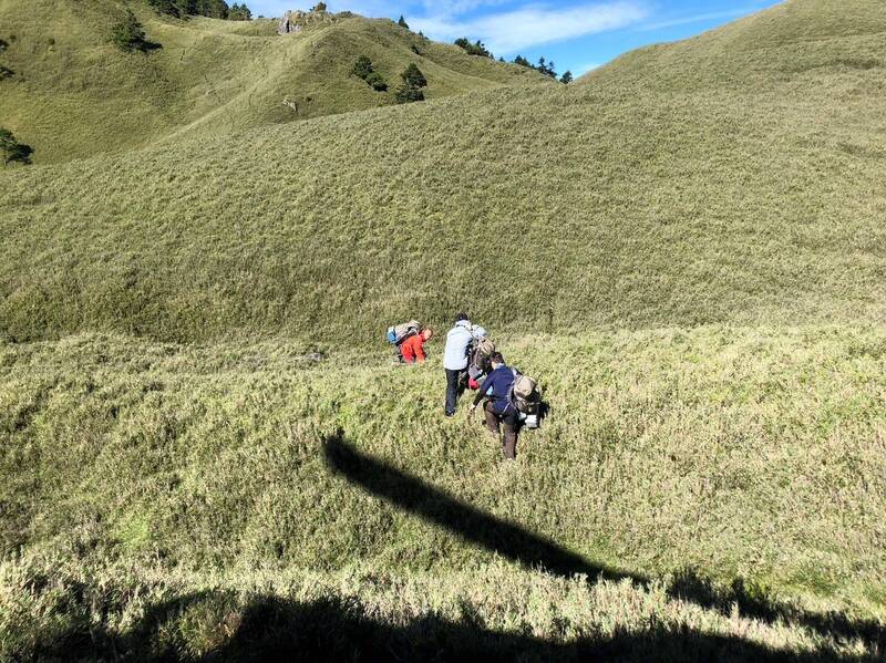 能高安東軍縱走昨天傳出登山客脫隊失聯意外，救難人員今早搭直升機入山搜尋，但下午4點多傳出男子已經隨其他登山隊安全下山返家，令救難人員傻眼。（南投縣消防局提供）