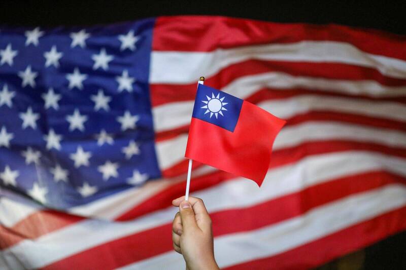 美國最新民調指出，高達64%的美國潛在選民支持美國政府正式承認台灣是與中國分開的一個獨立國家。 圖為美國和台灣國旗。 （路透）