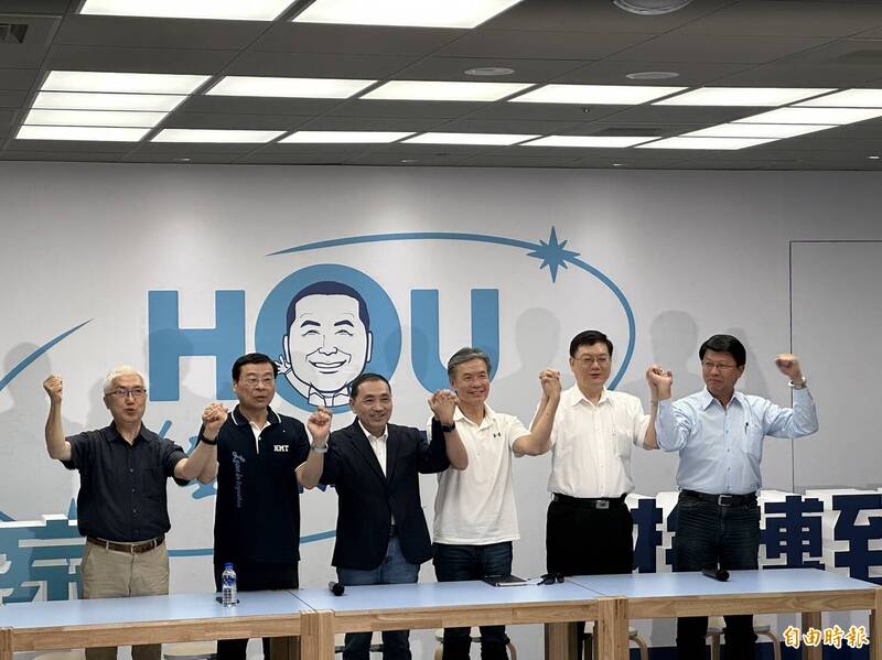 侯友宜今公布競選團隊新成員,競辦組織副召集人謝龍介表示,侯友宜與韓國瑜溝通良好,常常通電話。(記者甘孟霖攝) 侯友宜今公布競選團隊新成員,競辦組織副召集人謝龍介表示,侯友宜與韓國瑜溝通良好,常常通電話。(記者甘孟霖攝)