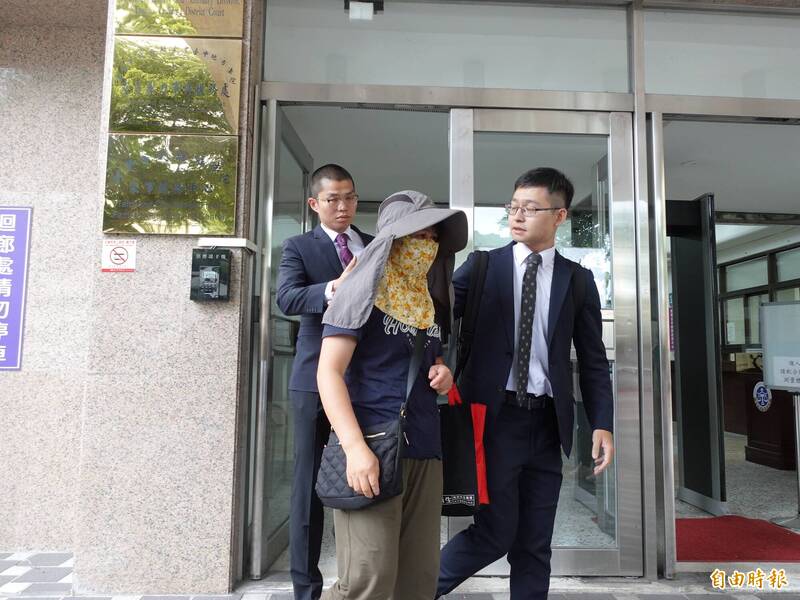 賴母(圖中)與兩位委任律師出席調解,但夏男沒出席。(記者張瑞楨攝) 賴母(圖中)與兩位委任律師出席調解,但夏男沒出席。(記者張瑞楨攝)