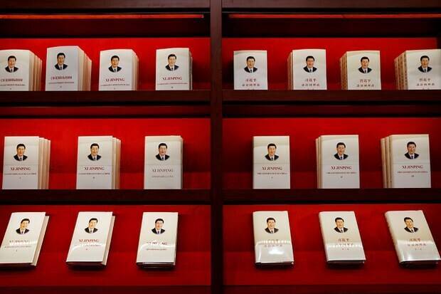 在中国5月下半月和6月上半月的图书销量排行榜中，习近平的着作和中共党章等政治读物囊括销售量前5名；而在在前20本畅销书中，有7本是习近平着作与讲话。（路透）(photo:LTN)