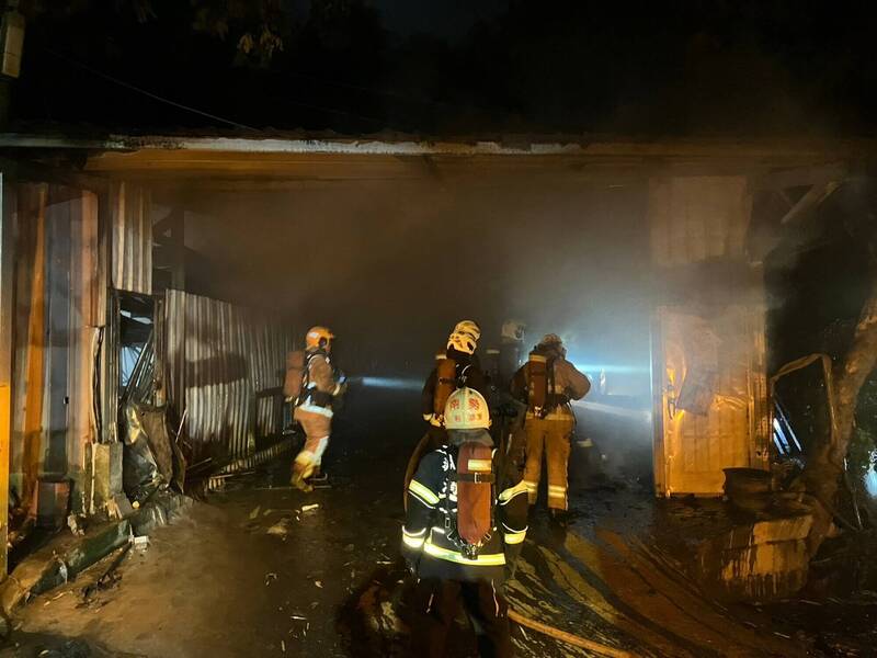 消防隊共出動39輛消防車、83名消防員前往救援 。（記者陸運鋒翻攝）