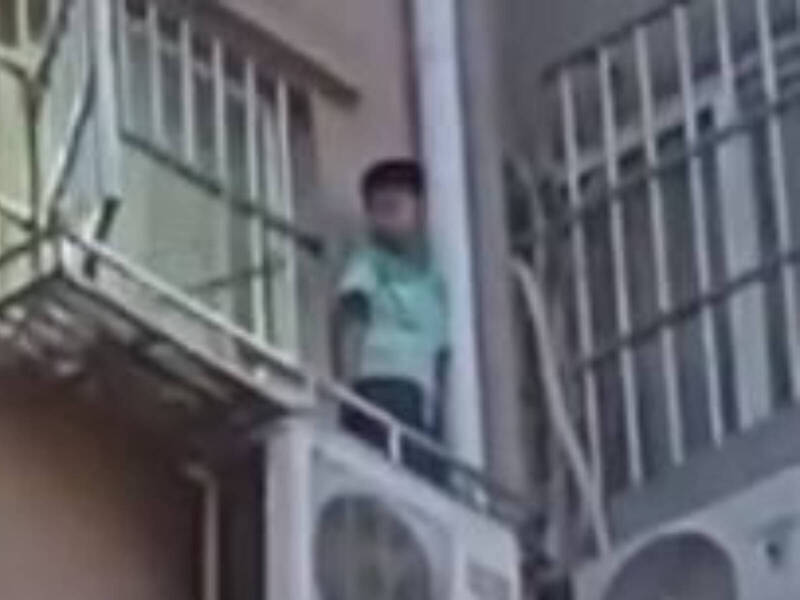 孩童为了避免家人责骂，竟躲到5楼窗外，但屋内仍伸出长棍在挥舞。（翻摄自tiktok）(photo:LTN)