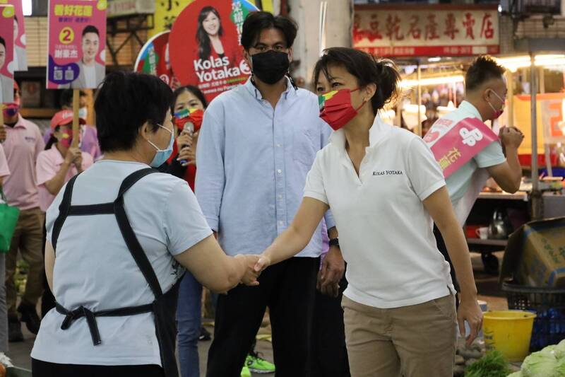 總統府發言人Kolas Yotoka遭爆涉入不倫戀，對象是去年競選花蓮縣長期間，負責貼身保護她的李姓隨扈（中）。（資料照）