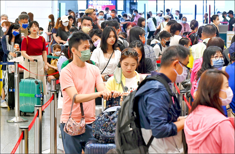 今年漢光演習將首度在桃園國際機場進行「反空機降操演」。（資料照）