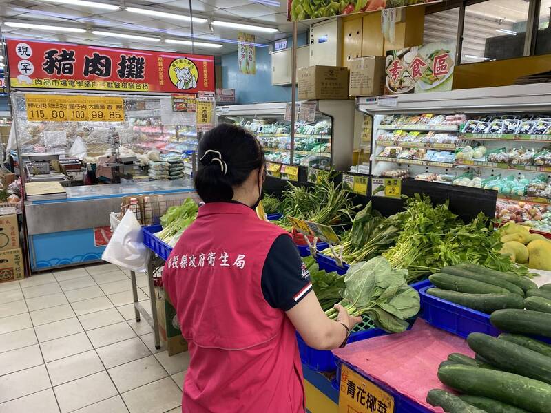 南投縣政府人員進行市售生鮮食材稽查。（南投縣衛生局提供）