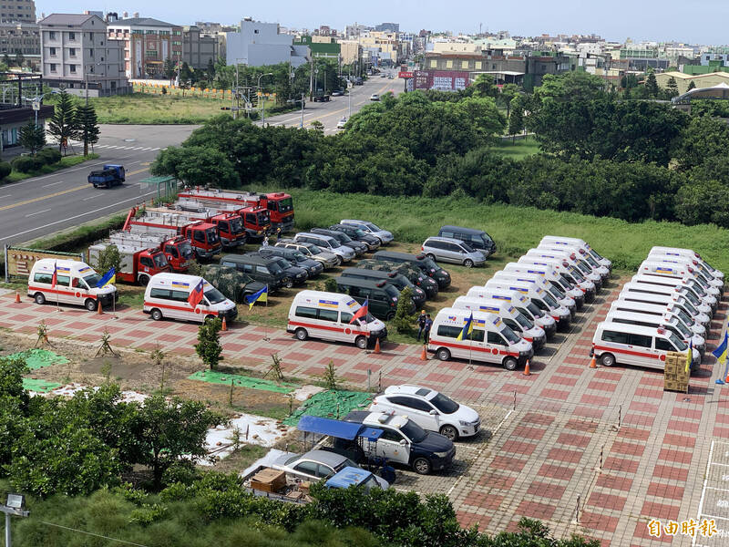 消防車與救護車等各種救災車輛。（記者湯世名攝）