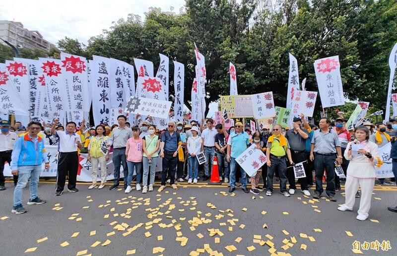 員林市公所要在國小旁蓋殯儀館，引起當地居民不滿，自救會成員到員林市公所前撒冥紙抗議。（記者陳冠備攝）