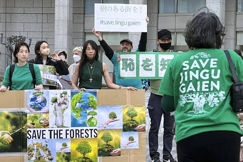 明治神宮外苑再開發計畫引起民眾不滿。圖為4月民眾上東京街頭抗議。（美聯社）