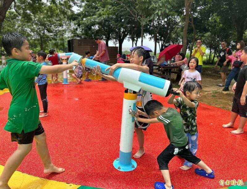 潭雅神綠園道終點中科公園「夏日戲水區」，是孩童戲水好去處。（記者張軒哲攝）