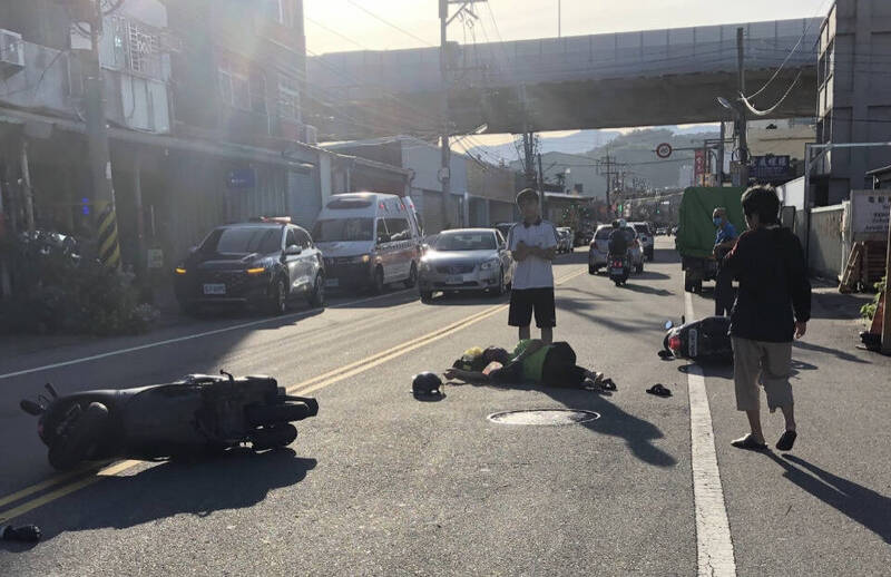 霧峰區發生機車事故，女騎士剛起步就撞上載客重機。（讀者提供）