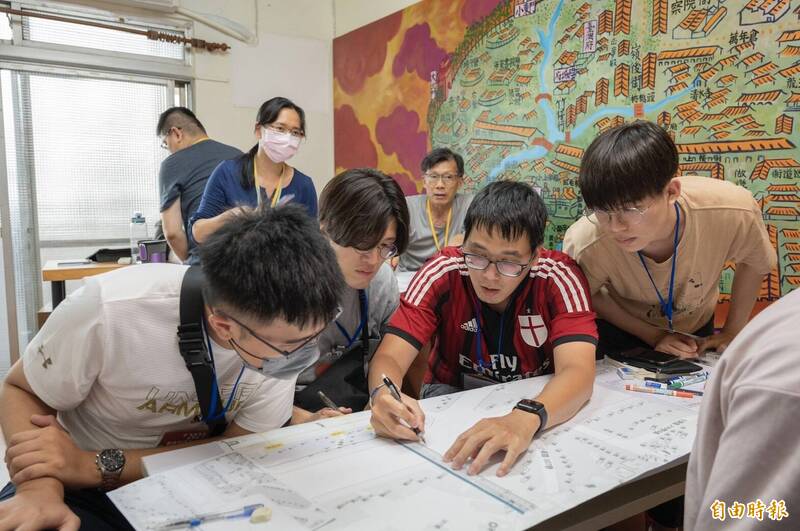 台灣基進台南黨部今日與民團「標線改造」一同舉辦交通議題工作坊。（記者王姝琇攝）