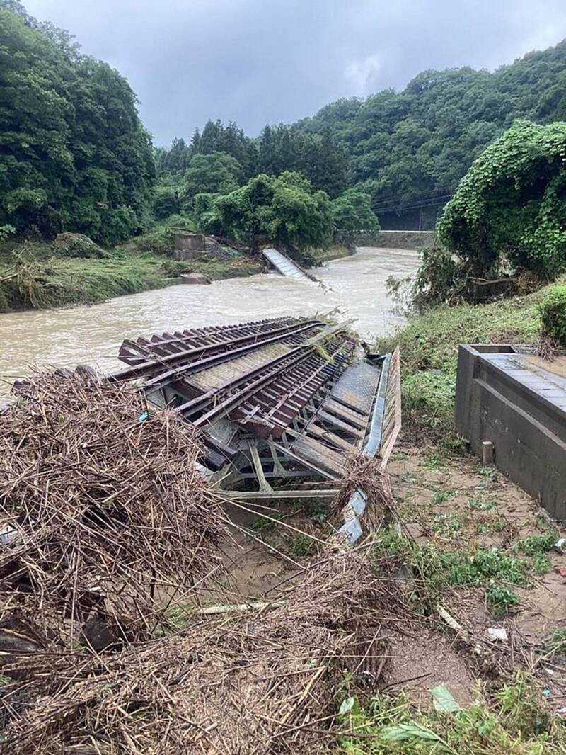 日本梅雨季灾情不断，山口县的一座铁路因大雨被沖毁。（法新社）(photo:LTN)