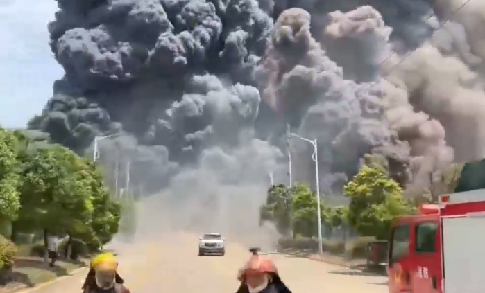 江西省贵溪市一座化工厂1日上午发生恐怖爆炸起火，现场冒出大量浓烟。（撷取自微博）(photo:LTN)