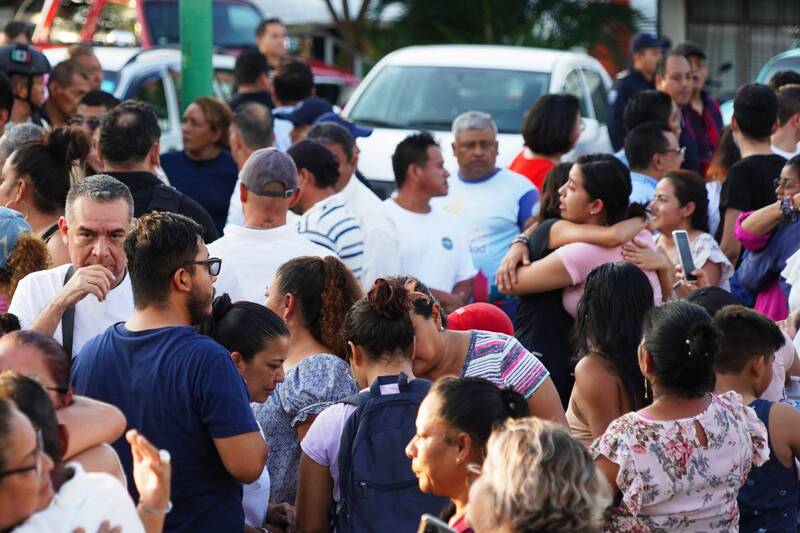 墨西哥南部奇亚帕斯州16名警方行政人员遭到当地犯罪份子绑架，已经全数获得释放，获释的人质纷纷与亲人拥抱。（法新社）(photo:LTN)