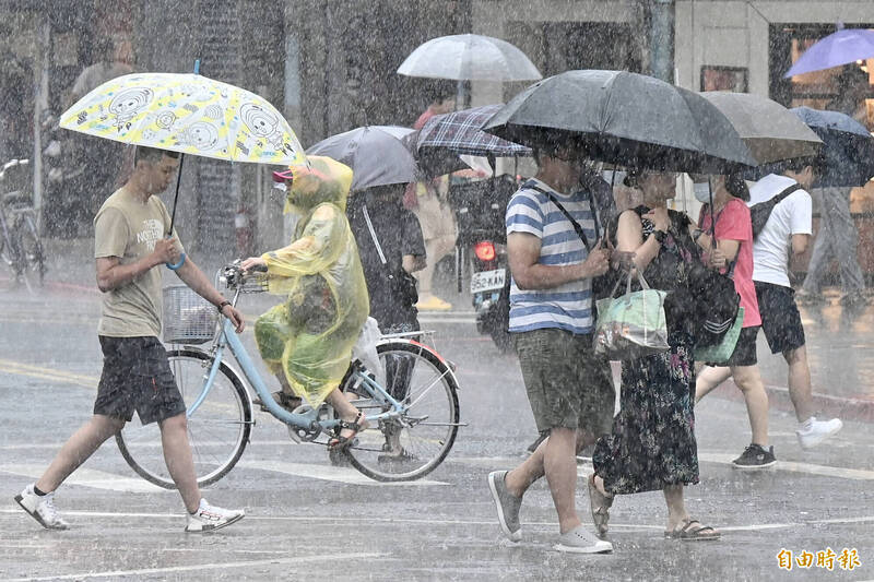 氣象專家指出，週末（1、2日）兩天各地大多高溫炎熱、紫外線強，台灣附近盛行偏南風，低層水氣多、大氣不穩定。近山區午後強對流發展，擴及部分平地，應注意局部性大雷雨及「劇烈天氣」。（資料照）