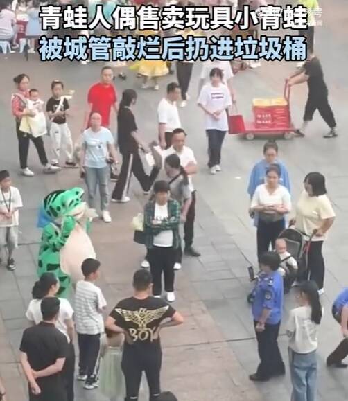 中国各大城市穿着青蛙装卖气球的小贩，因其流动摊贩的性质，难逃「城管」驱赶。图为「卖崽青蛙」贩售青蛙气球时，被城管夺走拿去丢在垃圾桶。（翻摄微博）(photo:LTN)
