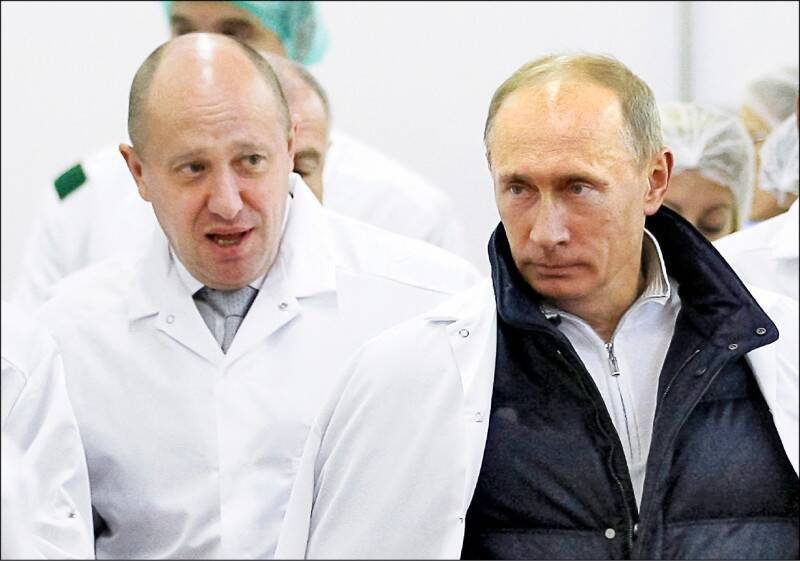 2010年9月20日，俄罗斯总统普廷（右）在圣彼得堡参观当时只是餐饮界大亨的普里格津（左）开设的学餐工厂。（美联社）(photo:LTN)