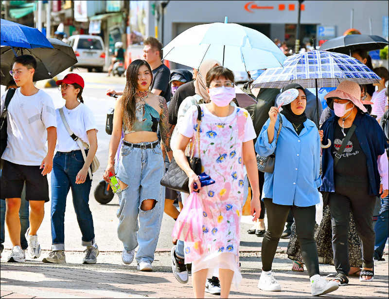 台灣炎熱高溫天氣持續，民眾要特別注意「熱傷害」威脅。（資料照）