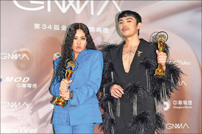 金曲獎昨在台北小巨蛋舉行頒獎典禮,歌手A-Lin抱走最佳華語女歌手獎,HUSH奪下最佳華語男歌手獎。(攝影新聞中心) 金曲獎昨在台北小巨蛋舉行頒獎典禮,歌手A-Lin抱走最佳華語女歌手獎,HUSH奪下最佳華語男歌手獎。(攝影新聞中心)
