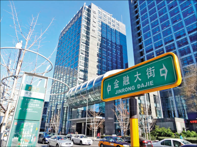 根據最新統計,二○一四年首季底本國銀行對中國曝險佔比達六十五.一%,到今年首季底僅剩二十五.六%。(資料照) 根據最新統計,二○一四年首季底本國銀行對中國曝險佔比達六十五.一%,到今年首季底僅剩二十五.六%。(資料照)