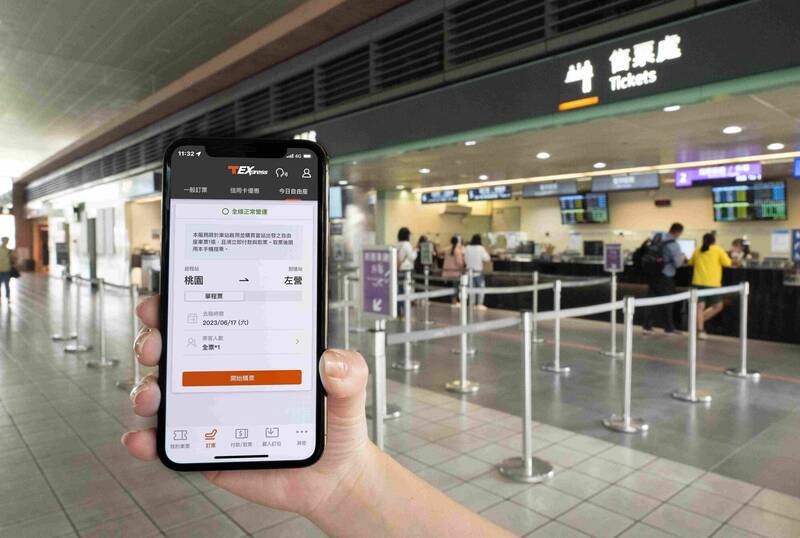 在台灣高鐵售票窗口、自動售票機或進站閘門等區域，開啟藍牙功能，可快速啟動T-EX行動購票App自由座購票新功能。（圖由台灣高鐵提供）