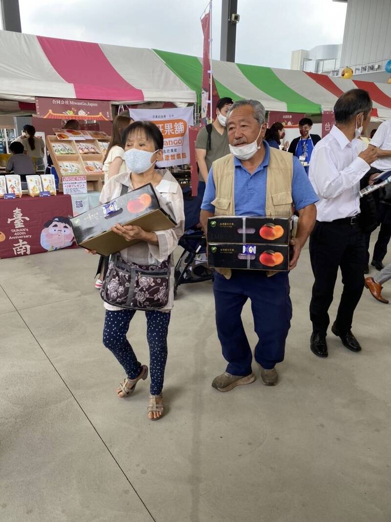 日本群馬縣前橋市 「台南祭」活動閉幕，3天吸引逾5萬人次，創銷售額逾日圓140萬，在當地掀起熱潮。（南市農業局提供）