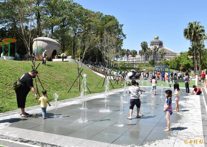 斗六市膨鼠森林公園乾式噴泉戲水區因應暑假增加平日下午3點到5點開放，吸引許多家長帶孩子前往戲水。（記者黃淑莉攝）