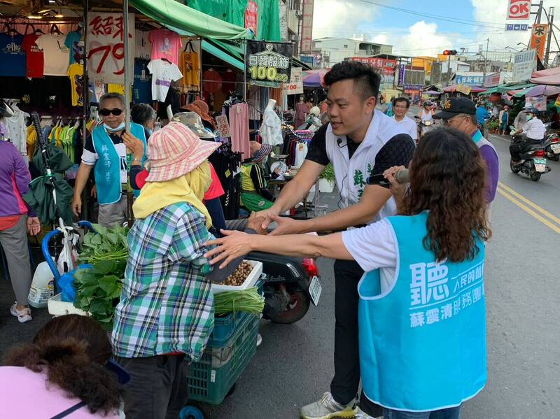 蘇孟淳代父出征，積極拜票。（蘇孟淳陣營提供）