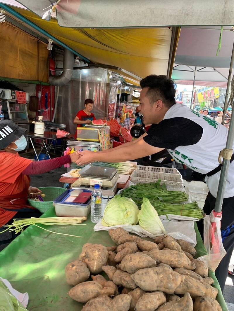 代父出征的蘇孟淳，近期正勤加拜票。（蘇震清立委辦公室提供）