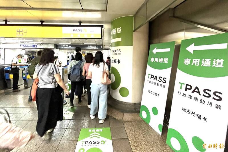 交通部統計，截至7月2日TPASS販售及使用情形，各項運具當中以台北捷運的30萬人次居冠；北中南三大生活圈月票方案加值設定，則以基北北桃生活圈19萬1038張最多。 （記者陳心瑜攝）