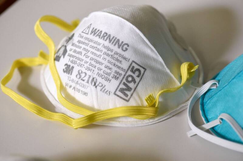 美国商在武肺疫情初期炒作N95口罩价格，以每个20美元贩售，被法院裁定哄抬价格罪嫌成立。美国N95口罩示意图。（路透）(photo:LTN)