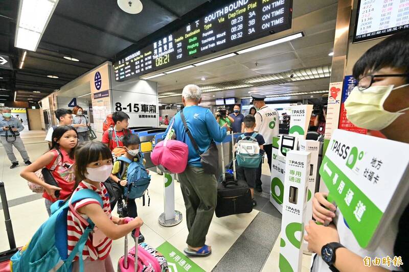 交通部長王國材3日視察TPASS首個通勤日，動線大致流暢。（記者塗建榮攝）