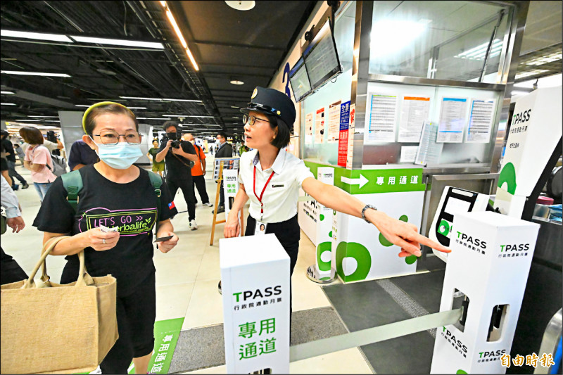 TPASS通勤月票上路，昨為第一個通勤日，台北車站站務人員在旁協助，民眾進出大致順暢。（記者塗建榮攝）