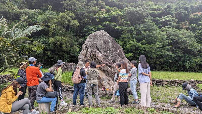 南投縣文化局舉辦泰雅文化尋根見學之旅，前往Sbayan巨石泰雅族祖先起源聖地巡禮。（南投縣文化局提供）