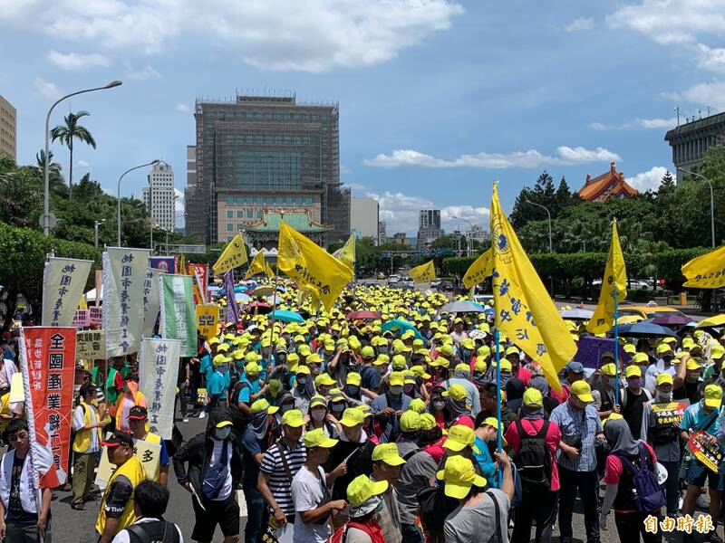 中華電信工會不滿勞退新制實施18年從未調高雇主提撥比例,今發起凱道大遊行,現場約2000人參與。(記者丁奕攝) 中華電信工會不滿勞退新制實施18年從未調高雇主提撥比例,今發起凱道大遊行,現場約2000人參與。(記者丁奕攝)