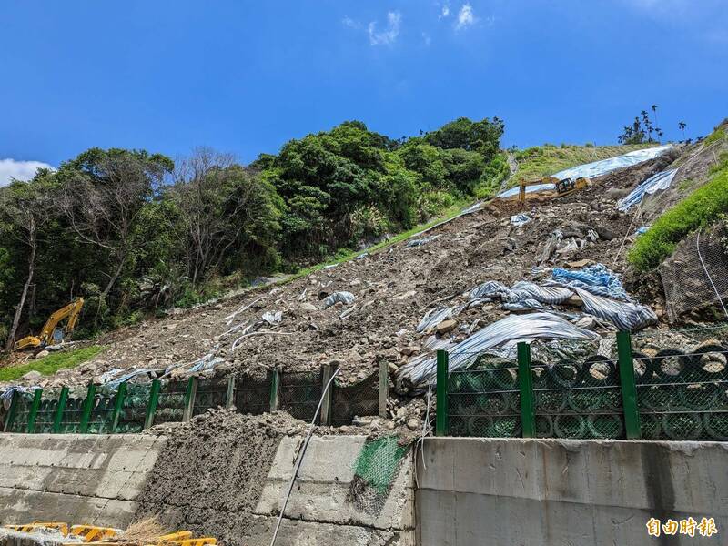 省道台16線旁的台鐵集集支線邊坡工程，因大雨滲入造成邊坡落石，台鐵為此展開加固補強，盼強化抓地力，以維邊坡穩定。（記者劉濱銓攝）