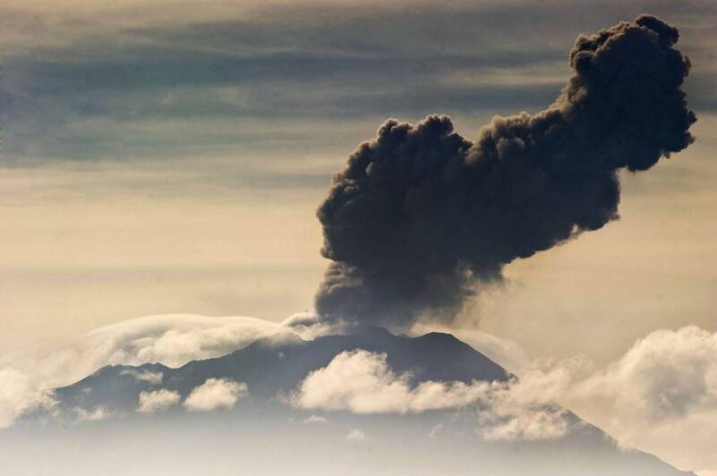 祕魯最活躍的火山烏維納斯（Ubinas）再次傳出連續數天噴出火山灰，引起該國政府擔憂。圖為烏維納斯火山2014年噴發情景。（資料照，法新社）
