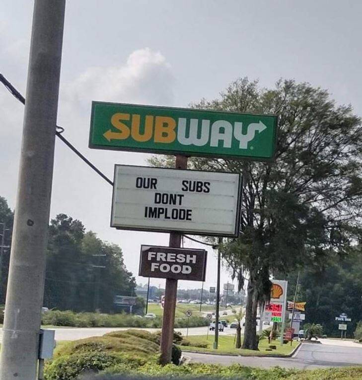 跨国连锁店Subway美国乔治亚州的一间分店，在广告看板写着「我们的潜艇不会内爆」。（图撷取自推特）(photo:LTN)