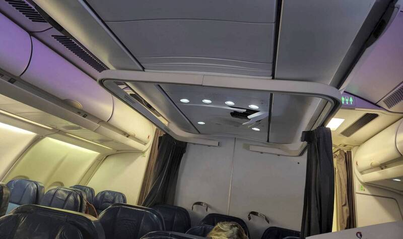 夏威夷航空上週五（6/30）一架飞往澳洲雪梨的班机遭遇严重乱流，造成机上乘客及空服员共7人受伤。图为事发班机，一名乘客遇到乱流被抛到空中，撞破飞机天花板。（美联社）(photo:LTN)