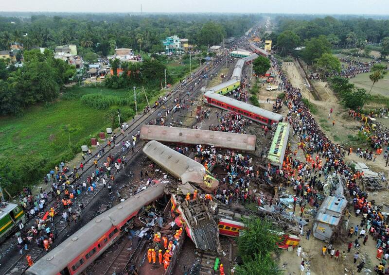 印度在6月2日晚間7點發生重大事故，一輛火車撞上貨物列車後脫軌滑行，接著迎面撞上另一輛火車，造成近300人死亡、千人受傷。（路透）