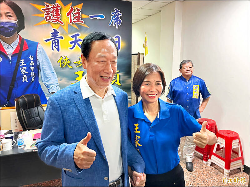 鴻海創辦人郭台銘昨拜訪國民黨台南市立委第五選區參選人、現任南市議員王家貞，並說「這是回到江湖的第一站，希望大家支持我來改變台灣，帶來希望」。（記者王俊忠攝）