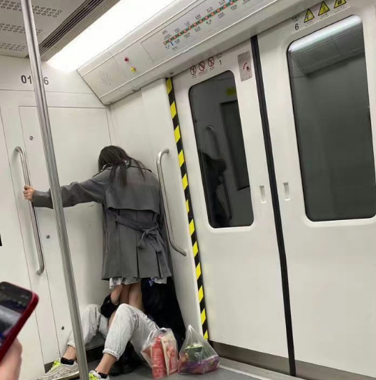 遼寧省大連地鐵疑似當眾上演活春宮的荒謬畫面，近日在中國網上瘋傳。（圖翻攝自微博）