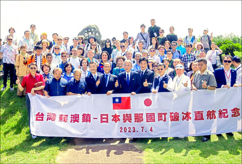 立法院長游錫堃昨率團直航與那國島，抵達時拉起直航紀念布條，留下歷史見證。（游錫堃國會辦公室提供）